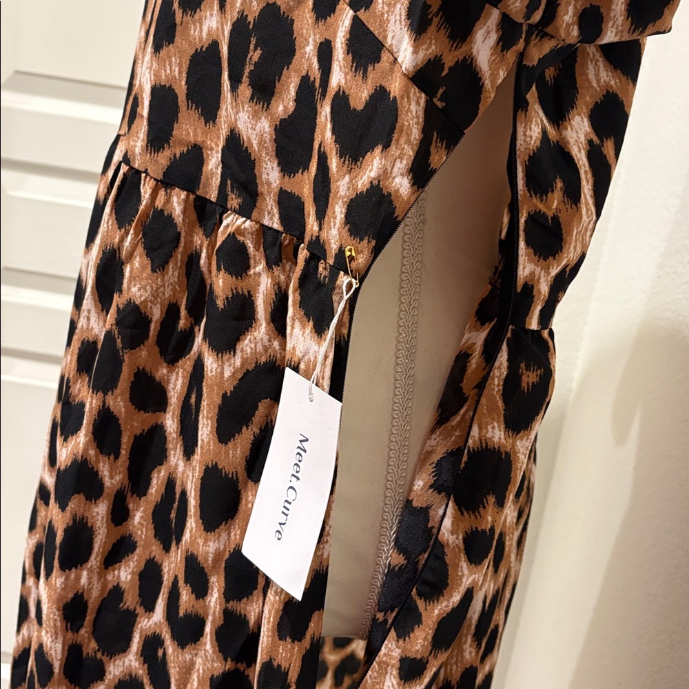 Meet Curve Leopard Print V-Neck Midi Dress - Picture 3 of 3